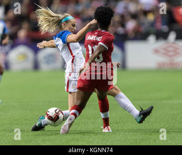 Vancouver, Canada. 9 Nov, 2017. Julie Ertz degli USA (L) e Ashley Lawrence del Canada in battaglia per la sfera. Punteggio finale 1-1. Canada vs USA, BC Place Stadium. Credito: Gerry Rousseau/Alamy Live News Foto Stock