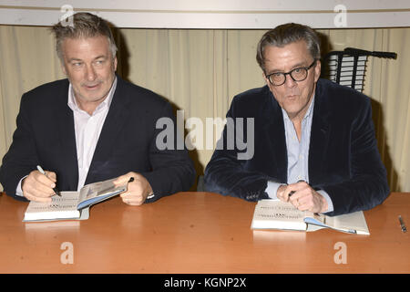 Alec Baldwin e Kurt Andersen ad una registrazione del loro libro "You CAN't Spell America Without me - The Really Tragendous Inside Story of My Fantastic First Year as President Donald J. Trump (A so-Called Parody)" presso Barnes & Noble Fifth Avenue. New York, 08.11.2017 | utilizzo in tutto il mondo Foto Stock