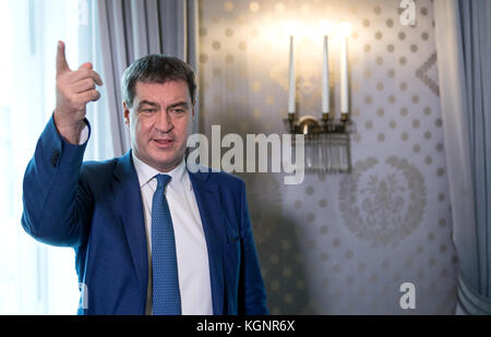 Monaco, Germania. 10 novembre 2017. Il ministro delle finanze bavarese Markus Soeder dell'Unione sociale Cristiana (CSU) interviene durante una conferenza stampa presso il Ministero delle Finanze di Monaco, Germania, il 10 novembre 2017. Insieme alle autorità federali e locali, lo Stato libero di Baviera prevede un record di entrate fiscali. Crediti: Sven Hoppe/dpa/Alamy Live News Foto Stock