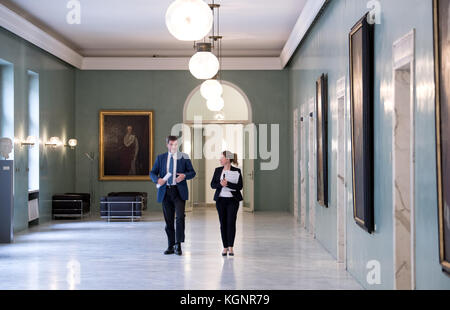 Monaco, Germania. 10 novembre 2017. Il ministro delle finanze bavarese Markus Soeder dell'Unione sociale Cristiana (CSU) arriva per una conferenza stampa presso il Ministero delle Finanze di Monaco, Germania, il 10 novembre 2017. Insieme alle autorità federali e locali, lo Stato libero di Baviera prevede un record di entrate fiscali. Crediti: Sven Hoppe/dpa/Alamy Live News Foto Stock