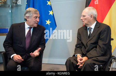 Berlino, Germania. 10 Nov 2017. Il presidente del Bundestag tedesco Wolfgang Schaeuble (R) dell'Unione cristiana democratica (CDU) accoglie con favore il presidente del Parlamento europeo, Antonio Tajani, per un incontro nell'edificio Reichstag di Berlino, Germania, il 10 novembre 2017. Credit: Silas Stein/dpa/Alamy Live News Foto Stock