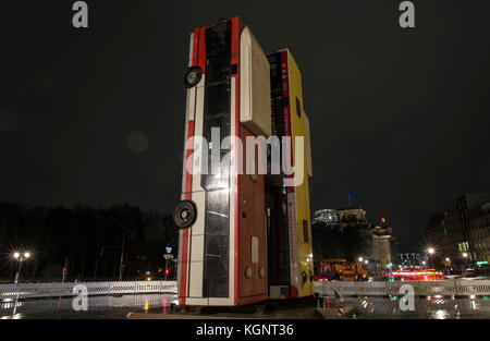 Berlino, Germania. 10 novembre 2017. Gli autobus scartati sono esposti di fronte alla porta di Brandeburgo a Berlino, in Germania, il 10 novembre 2017. Fanno parte del monumento costituito da tre autobus rottami che costituiscono un avvertimento contro la guerra e il terrore dell'artista tedesco-siriano Manaf Halbouni. Crediti: Paul Zinken/dpa/Alamy Live News Foto Stock