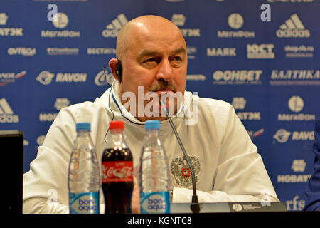 Mosca, Russia. 10th Nov 2017. Stanislav Cherchesov, allenatore della squadra nazionale russa di calcio, in una conferenza stampa in vista di una partita di test internazionale contro l'Argentina allo stadio Luzhniki di Mosca. Credit: Alizada Studios/Alamy Live News Foto Stock