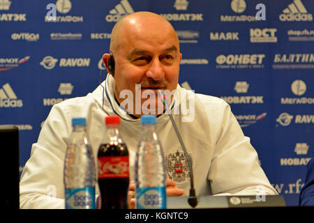 Mosca, Russia. 10th Nov 2017. Stanislav Cherchesov, allenatore della squadra nazionale russa di calcio, in una conferenza stampa in vista di una partita di test internazionale contro l'Argentina allo stadio Luzhniki di Mosca. Credit: Alizada Studios/Alamy Live News Foto Stock