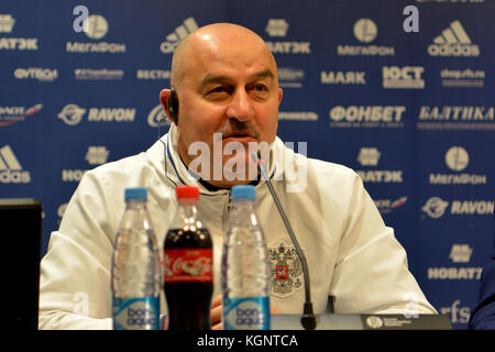 Mosca, Russia. 10th Nov 2017. Stanislav Cherchesov, allenatore della squadra nazionale russa di calcio, in una conferenza stampa in vista di una partita di test internazionale contro l'Argentina allo stadio Luzhniki di Mosca. Credit: Alizada Studios/Alamy Live News Foto Stock