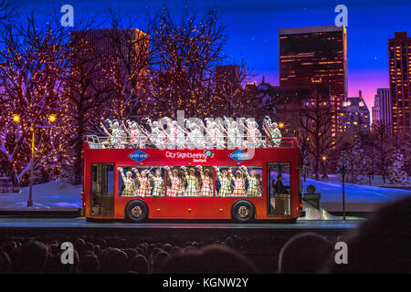 New York, Stati Uniti d'America, 10 Nov 2017. Il Radio City Rockettes.Eseguire durante il giorno di apertura del 2017 Christmas Spectacular Show a New York il Radio City Music Hall. Le feste tradizionali mostrano che è iniziato nel 1933 si svolgerà dal 10 novembre 2017 al 1 gennaio 2018. Foto di Enrique Shore/Alamy Live News Foto Stock