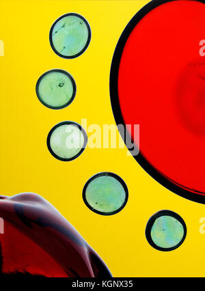 Riassunto dei cerchi rossi e verdi su sfondo giallo Foto Stock