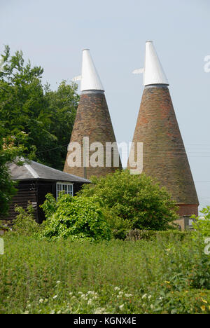 Due case di oast in Kent, Inghilterra Foto Stock