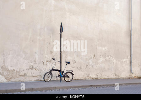 Noleggio bloccato al polo di segno vicino alla parete di cemento Foto Stock