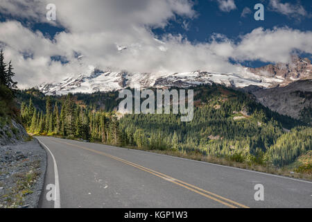 Nuvole sopra il Monte Rainier, da Stevens Canyon Road, verso la fine di settembre, il Parco Nazionale del Monte Rainier, nello stato di Washington, USA Foto Stock