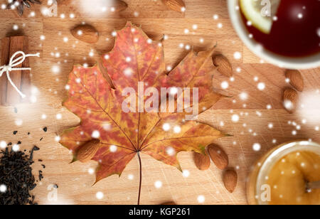 Tazza di tè al limone e miele sul pannello di legno Foto Stock