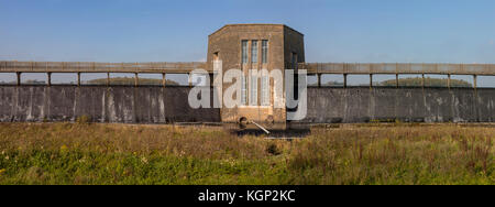 Lon las cefni serbatoio visto dalla cycleway, Anglesey, Galles del nord Foto Stock
