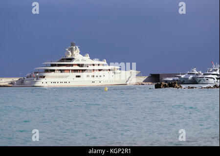 Luxury yacht ancorati nel porto di Antibes in costa azzurra, mare mediterraneo Foto Stock