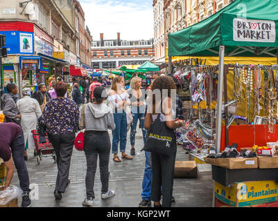 Brixton Market on Electric Avenue n Brixton, una delle zone più vivaci e multiculturali di Londra Foto Stock