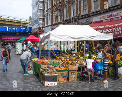 Brixton Market on Electric Avenue n Brixton, una delle zone più vivaci e multiculturali di Londra Foto Stock
