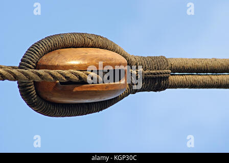 Una puleggia di legno su una vecchia nave a vela Foto Stock