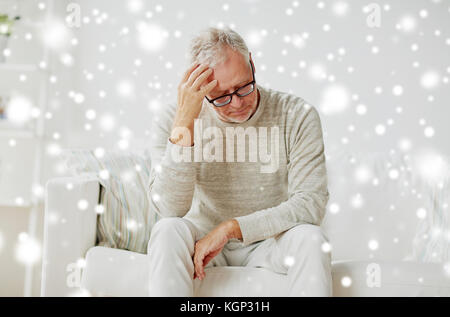 Senior l uomo che soffre di mal di testa a casa Foto Stock