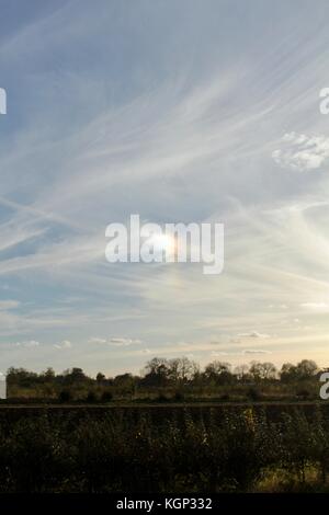 Mini arcobaleno, o sundog, nel mezzo di leggermente cielo nuvoloso nel tardo pomeriggio a fen drayton laghi, cambidgeshire Foto Stock