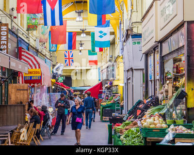 Brixton Village - un mercato al coperto con molti negozi e punti ristoro a Briixton, una delle zone più vivaci e multiculturali di Londra Foto Stock
