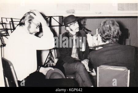 Ringo Starr e Beatles roadie Mal Evans a Abbey Road studi durante la registrazione di Sergeant Pepper Foto Stock