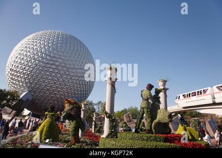 Topiaria da personaggi di Walt Disney e l'astronave Terra globe all'Epcot Center, Disney Foto Stock