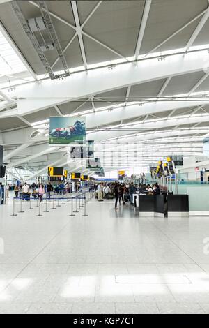 Interno della sala partenze del Terminal 5, Aeroporto di Heathrow Foto Stock