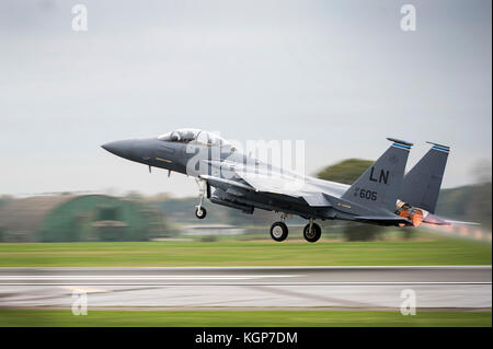 Un F-15E Strike Eagle dal 492nd Fighter Squadron, decolla dal volo di linea per una formazione sortie at Royal Air Force Lakenheath, Inghilterra, n. Foto Stock