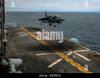 Un U.S. Marine Corps AV-8B Harrier con mezzo marino Tiltrotor Squadron (VMM) 162 (REIN), 26 Marine Expeditionary Unit (MEU), si avvicina alla amphibi Foto Stock