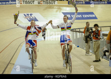 Mark Cavendish della Gran Bretagna, a sinistra, e il suo compagno di squadra Robert Hayles celebrano il loro vincere durante la Uomini Madison gara a UCI via del Campionato del Mondo di Ciclismo a Carson, la California il 27 marzo 2005. Hanno finito prima di vincere la medaglia d'oro. Foto di Francesco Specker Foto Stock