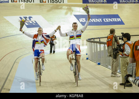 Mark Cavendish della Gran Bretagna, a sinistra, e il suo compagno di squadra Robert Hayles celebrano il loro vincere durante la Uomini Madison gara a UCI via del Campionato del Mondo di Ciclismo a Carson, la California il 27 marzo 2005. Hanno finito prima di vincere la medaglia d'oro. Foto di Francesco Specker Foto Stock