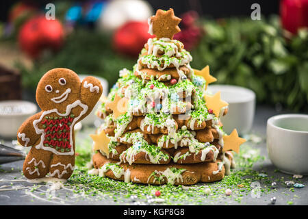 Gingerbread creative decorazione natalizia. artigianale cottura festosa. Foto Stock