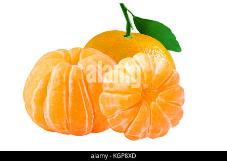 Frutta isolato. Tre isolati pomodori pelati interi mandarin su sfondo bianco con percorso di clipping come un pacchetto elemento di design. Foto Stock