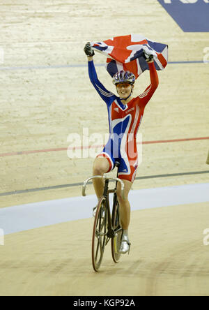 Victoria Pendleton di Gran Bretagna sventola la bandiera dell'Union Jack per la folla dopo che ella ha vinto la finale della donna sprint di UCI via del Campionato del Mondo di Ciclismo a Carson, California, sabato 26 marzo, 2005. Foto di Francesco Specker Foto Stock