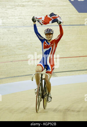 Victoria Pendleton di Gran Bretagna sventola la bandiera dell'Union Jack per la folla dopo che ella ha vinto la finale della donna sprint di UCI via del Campionato del Mondo di Ciclismo a Carson, California, sabato 26 marzo, 2005. Foto di Francesco Specker Foto Stock