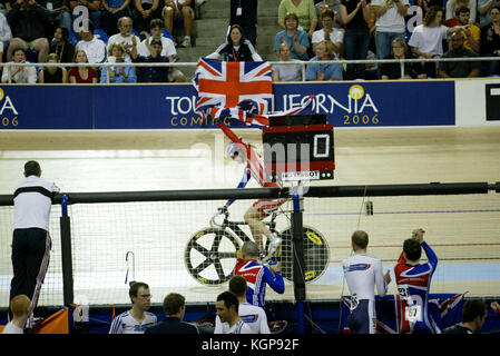 Victoria Pendleton di Gran Bretagna sventola la bandiera dell'Union Jack per la folla dopo che ella ha vinto la finale della donna sprint di UCI via del Campionato del Mondo di Ciclismo a Carson, California, sabato 26 marzo, 2005. Foto di Francesco Specker Foto Stock