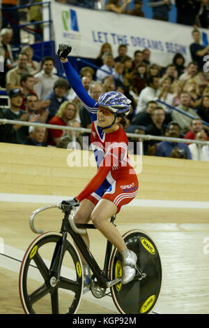 Victoria Pendleton di Gran Bretagna celebra la sua vittoria delle donne del sprint di UCI via del Campionato del Mondo di Ciclismo a Carson, California, il 26 marzo 2005. Foto di Francesco Specker Foto Stock