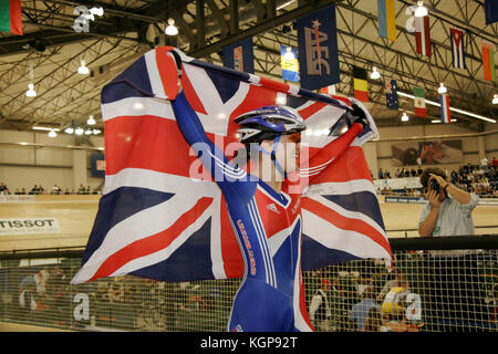 Victoria Pendleton di Gran Bretagna sventola la bandiera dell'Union Jack per la folla dopo che ella ha vinto la finale della donna sprint di UCI via del Campionato del Mondo di Ciclismo a Carson, California, sabato 26 marzo, 2005. Foto di Francesco Specker Foto Stock