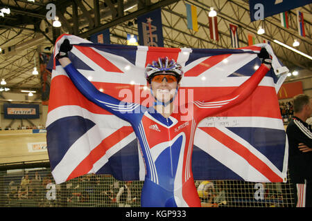 Victoria Pendleton di Gran Bretagna sventola la bandiera dell'Union Jack per la folla dopo che ella ha vinto la finale della donna sprint di UCI via del Campionato del Mondo di Ciclismo a Carson, California, sabato 26 marzo, 2005. Foto di Francesco Specker Foto Stock