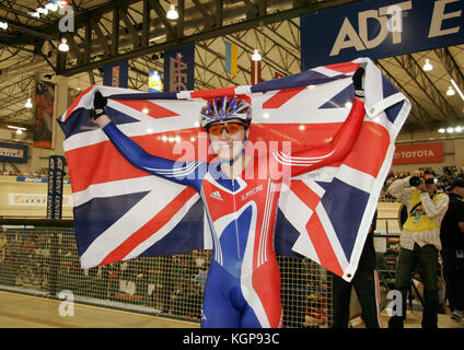 Victoria Pendleton di Gran Bretagna sventola la bandiera dell'Union Jack per la folla dopo che ella ha vinto la finale della donna sprint di UCI via del Campionato del Mondo di Ciclismo a Carson, California, sabato 26 marzo, 2005. Foto di Francesco Specker Foto Stock