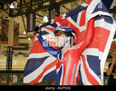 Victoria Pendleton di Gran Bretagna sventola la bandiera dell'Union Jack per la folla dopo che ella ha vinto la finale della donna sprint di UCI via del Campionato del Mondo di Ciclismo a Carson, California, sabato 26 marzo, 2005. Foto di Francesco Specker Foto Stock