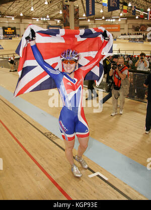 Victoria Pendleton di Gran Bretagna sventola la bandiera dell'Union Jack per la folla dopo che ella ha vinto la finale della donna sprint di UCI via del Campionato del Mondo di Ciclismo a Carson, California, sabato 26 marzo, 2005. Foto di Francesco Specker Foto Stock