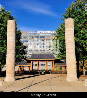 La pagoda cinese oltre la voce per eseguire il ping di Tom Memorial Park di Chicago del quartiere Chinatown. Chicago, Illinois, Stati Uniti d'America. Foto Stock