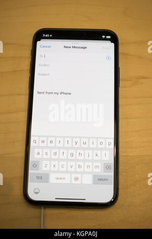 Nuovo messaggio di posta elettronica / comporre la schermata visualizzata su un nuovo iphone x Foto Stock