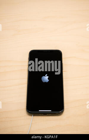 Il logo Apple viene visualizzato su un nuovo iphone x Foto Stock