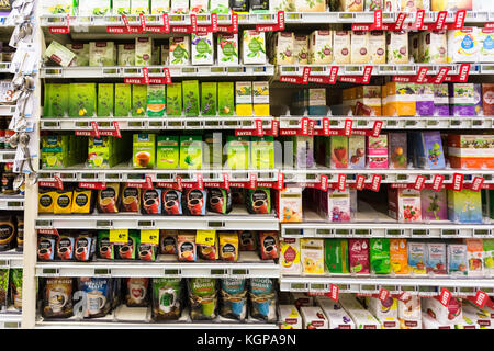 Wellington, Nuova Zelanda - 1 marzo 2017: bollitore per tè e caffè di varie marche come nestcafe twinings e vengono visualizzati in un supermercato in wellingtion Foto Stock
