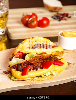 Tacos sul piatto di legno Foto Stock