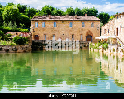 Piazza delle fonti in Bagno Vignoni, borgo medievale in Toscana, Italia Foto Stock