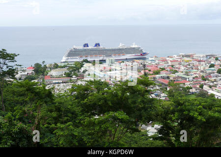 P&o britannia attraccato in dominica caraibi Foto Stock