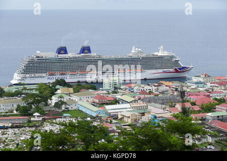 P&o britannia attraccato in dominica caraibi Foto Stock