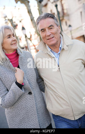 Coppia senior godendo di viaggio in città Foto Stock